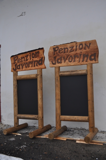 Informační panely před restauraci či penzion
