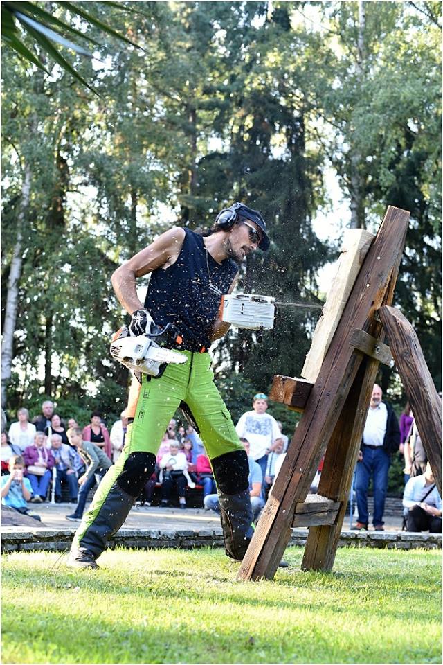 Létající pily - řezbářská show