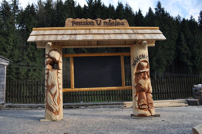 Informační tabule s řezbou