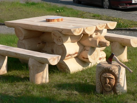 Stůl, lavice a špalek na štípání dřeva