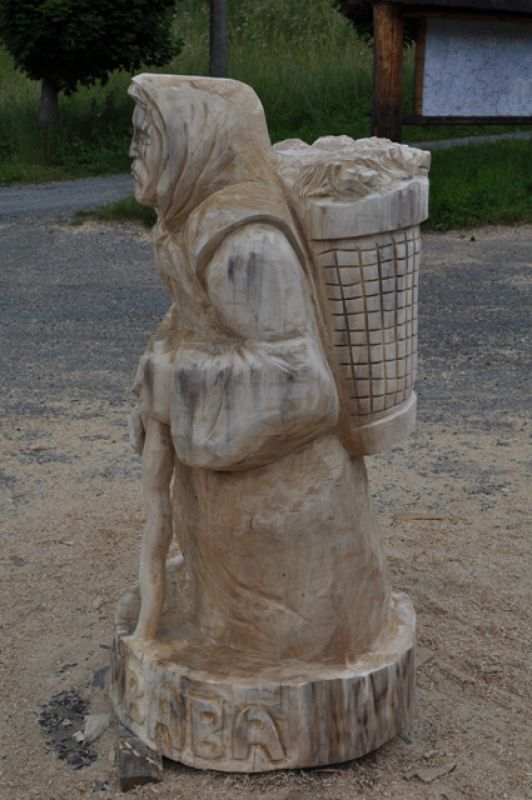 Baba s nůší plnou štěňat