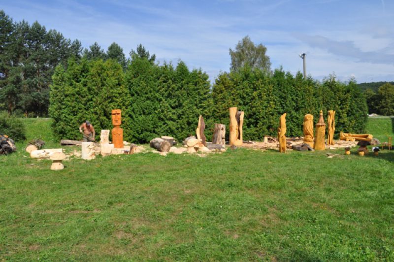 Dřevěné sochy pro tématickou stezku v obci Třemešná