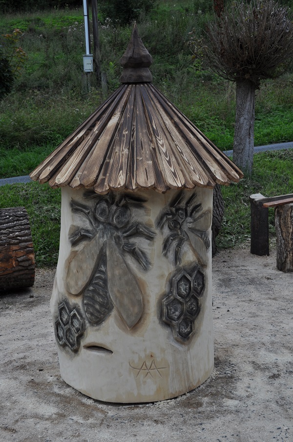 Kláty - tradiční včelí úly